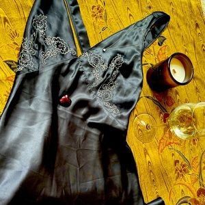 Natori Nightie w/ elegant embroidery design 💋💄💜